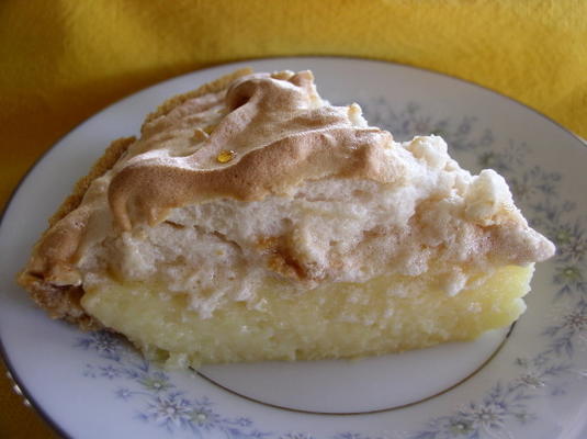 torta de abacaxi cremosa com merengue de açúcar mascavo