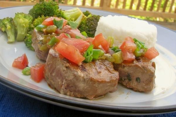 bifes de atum grelhado com tomate e cobertura de ervas