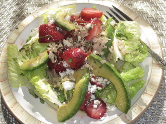salada de alface com ervas com morangos e queijo feta