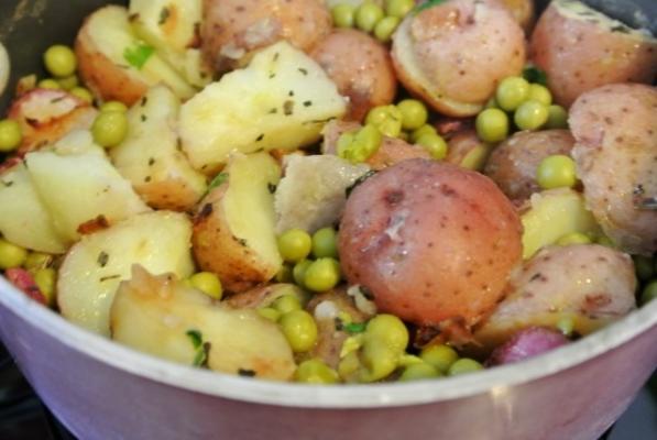 nye kartofler og andaelig; rte salat (ervilha e nova salada de batata)
