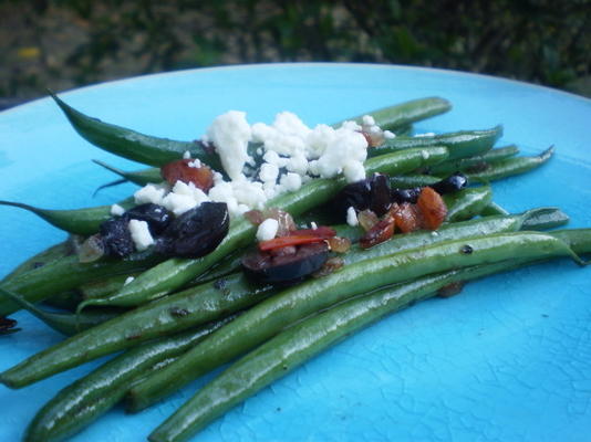 estilo grego feijão verde com tomate e queijo feta