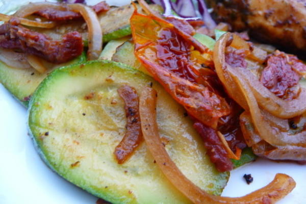 abobrinha / courgettes refogada com tomates secos