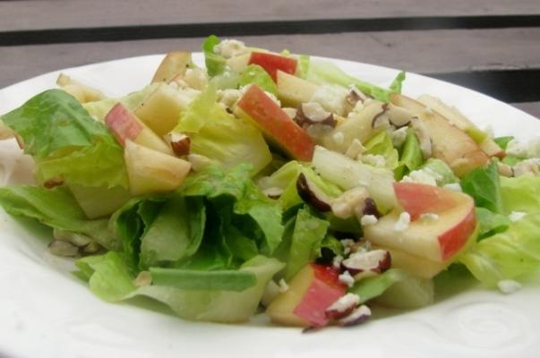 corações de salada de alface romana com maçãs, queijo e avelãs