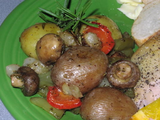 batatas e vegetais roasted do bebê