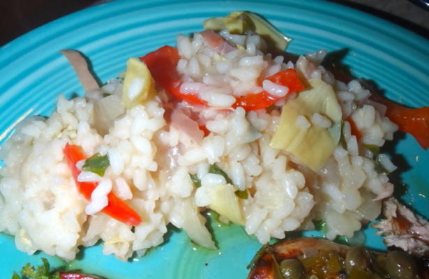 risoto com corações de alcachofra, prosciutto e pimentão vermelho