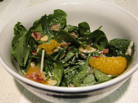 salada de sol de primavera com molho de parmesão cítrico