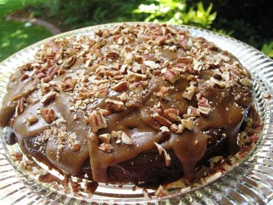 Bolo de chocolate com cobertura de ganache e confeito