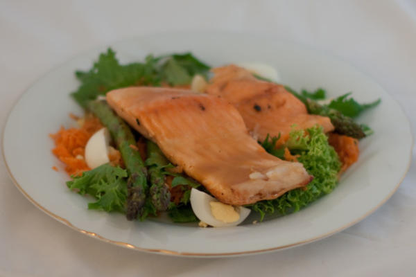 salmão grelhado e salada de aspargos