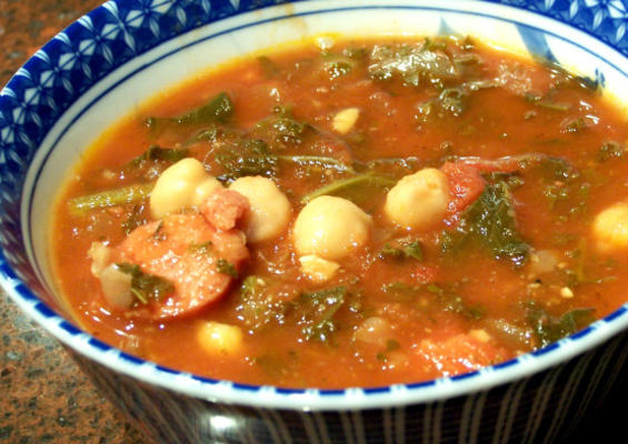 calabresa, couve e sopa de grão de bico