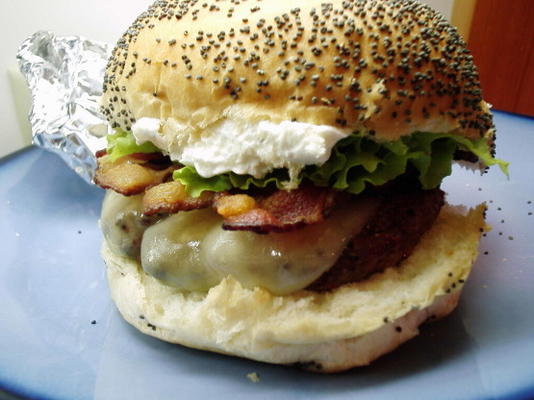 cheeseburgers de bacon com molho de cebola francesa