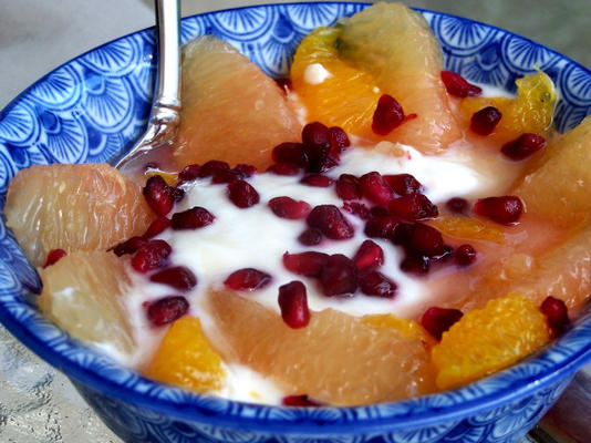 iogurte de romã cunhada com salada de grapefruit