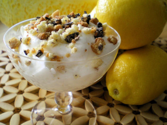 syllabub de limoncello com biscoitos amaretti esmagados