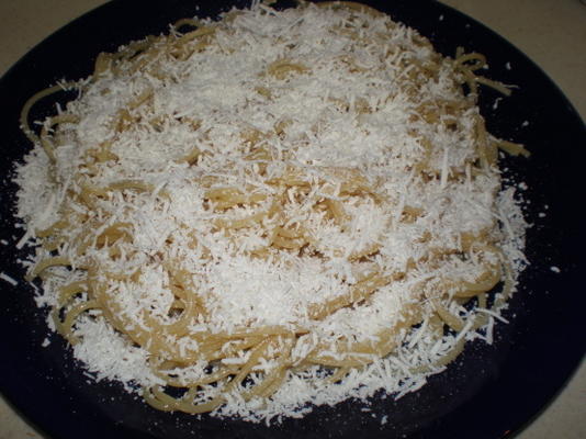 espaguete mizithra (espaguete de estilo grego) a fábrica de espaguete