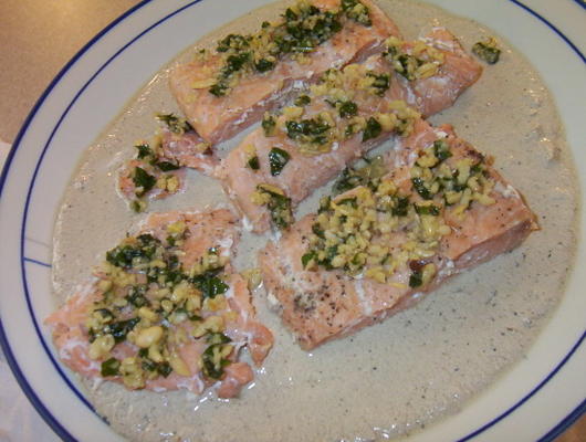 salmão com molho de creme de champanhe de manjericão