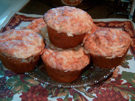 Muffins de salmão e milho com queijo