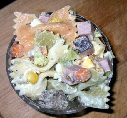 salada de macarrão piquenique - uma refeição prato