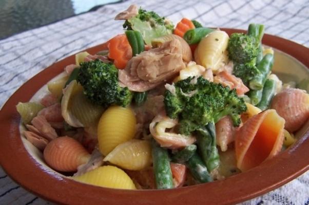 salada de macarrão com atum e legumes