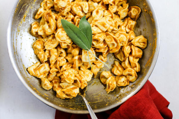 tortellini com manteiga de abóbora sábio