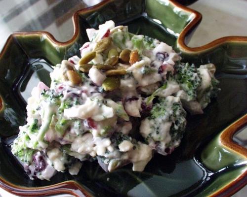 salada de brócolis com queijo feta