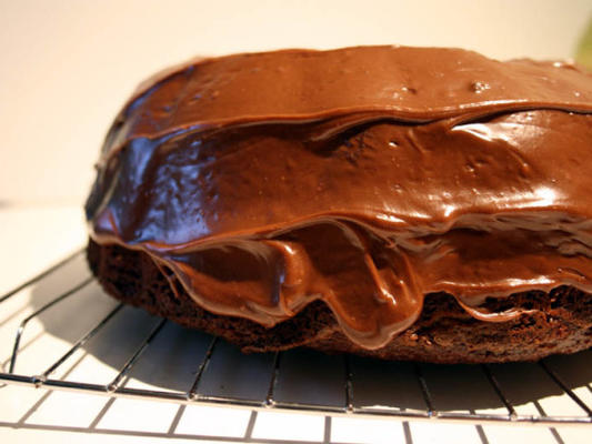 mais fácil e melhor bolo de chocolate w. cobertura de chocolate celestial