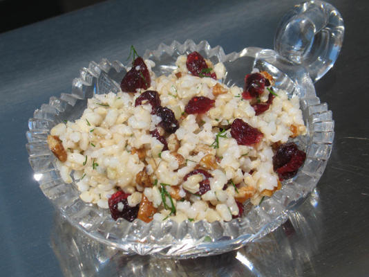 pilaf de arroz com endro fresco, nozes e passas