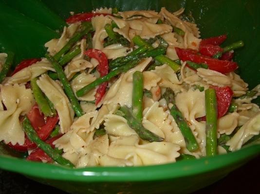 salada de macarrão fresco tomate-manjericão-espargos