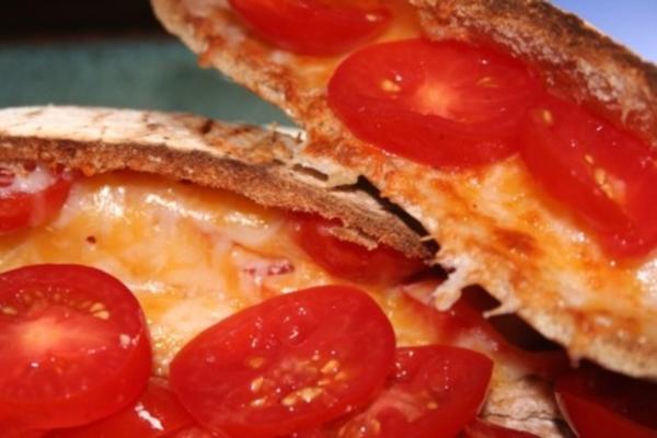 café da manhã tomate / queijo pita