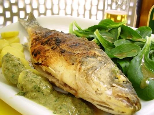 robalo assado com molho de alcaparra