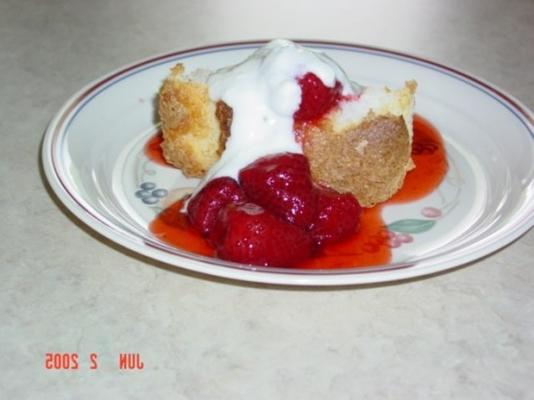 Bolo de comida de anjo com creme de limão e bagas