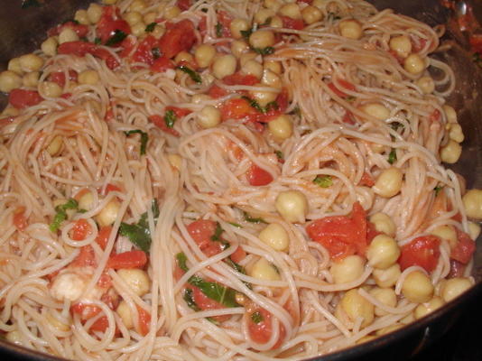 frigideira de macarrão com tomate e feijão