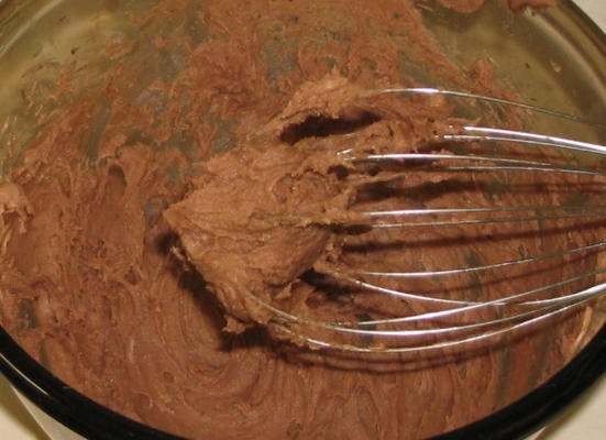 Bolo de chocolate escuro com cobertura de fudge dupla
