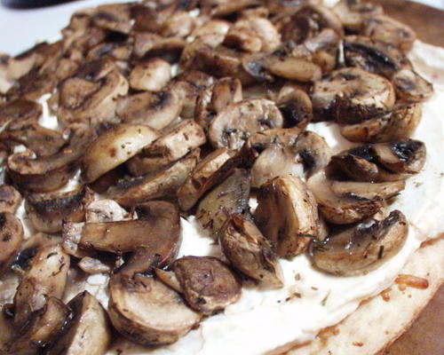 alho assado e pizza de cogumelos