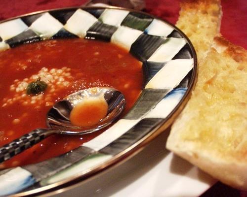 sopa de tomate fácil com cuscuz israelense - pote do jarro de barro