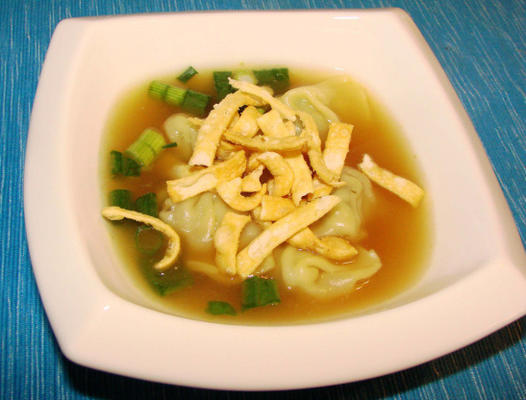 sopa de bolinho asiático