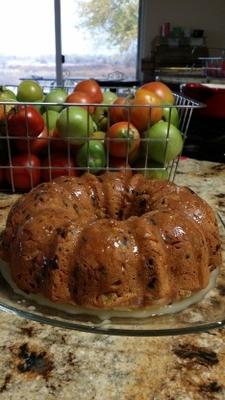 Bolo de tomate verde com cobertura de manteiga marrom