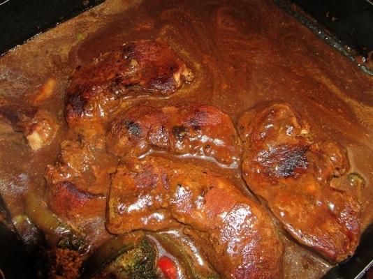 bife de carne de porco assar em molho de cogumelos