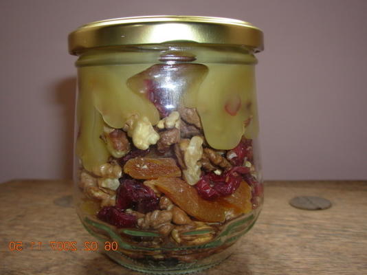 mel, noz e cobertura de frutas secas (presente em uma jarra)