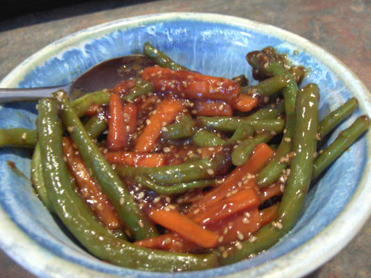 feijão verde e cenoura com molho teriyaki