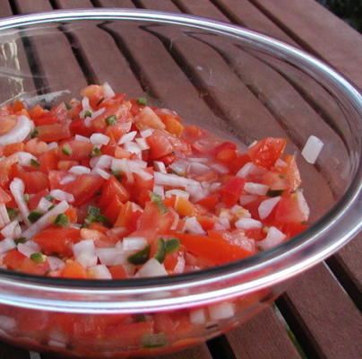 salsa criolla (salada de tomate picado)