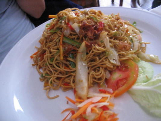 vegetarian mi goreng (macarrão frito indonésio)