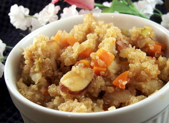 quinoa saudável com maçãs e amêndoas salteadas