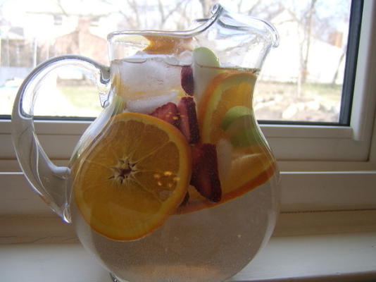 água frutada (maçãs, laranjas e morangos)
