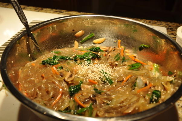 Macarrão coreano com legumes