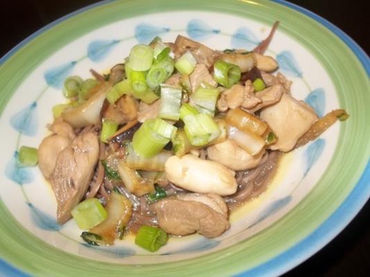 frango saboroso com macarrão asiático