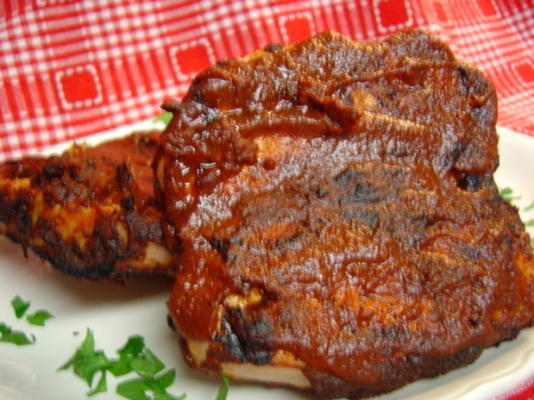costeletas de porco grelhado de adobe