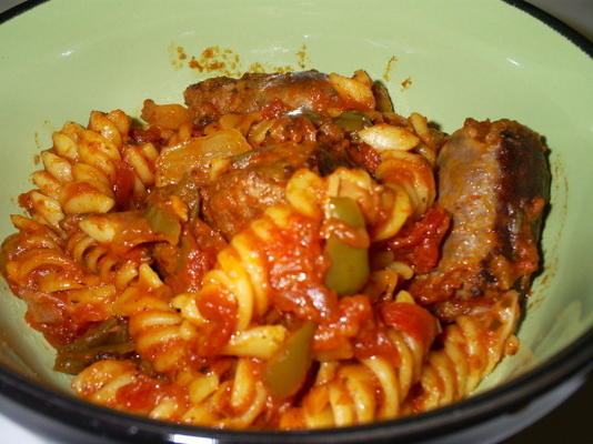 salsicha italiana robusta e macarrão (panela de barro)