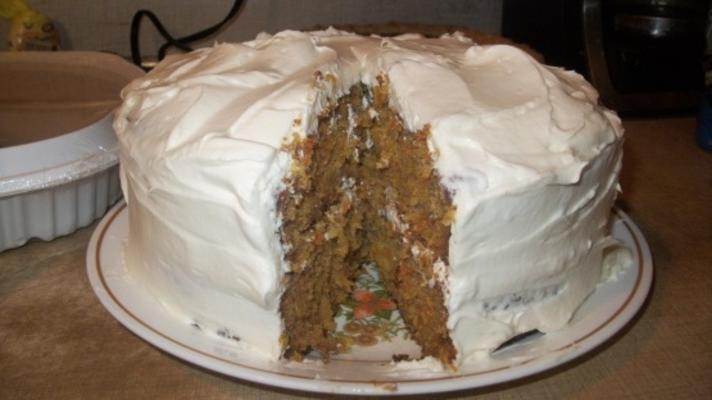 bolo de cenoura com cobertura de queijo creme de chocolate branco