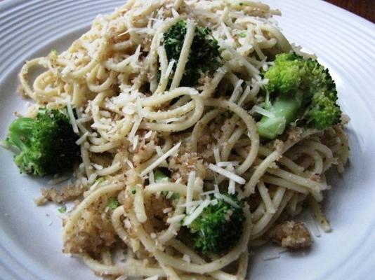 espaguete de migalhas de brócolis e alho