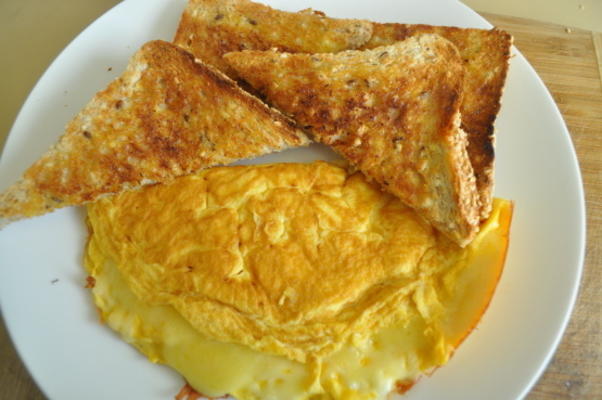 Omelete de queijo suíço da mamãe para 2 ou mais