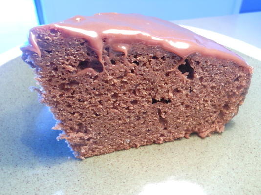 uma tigela de bolo de chocolate